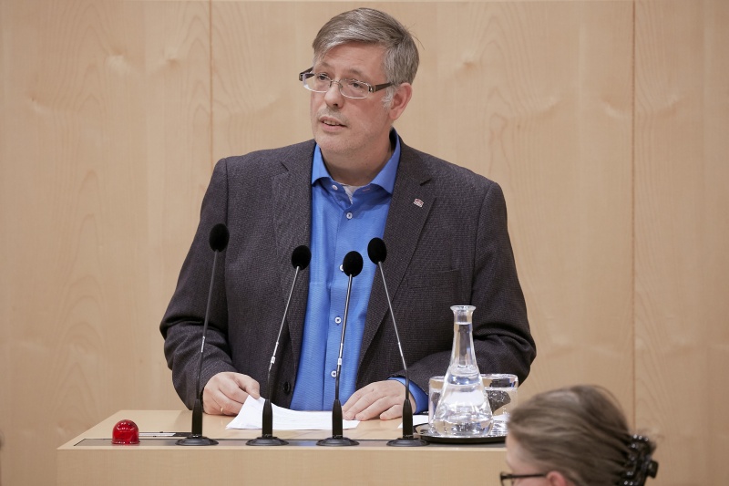 Am Rednerpult Nationalratsabgeordneter Ralph Schallmeiner (G)