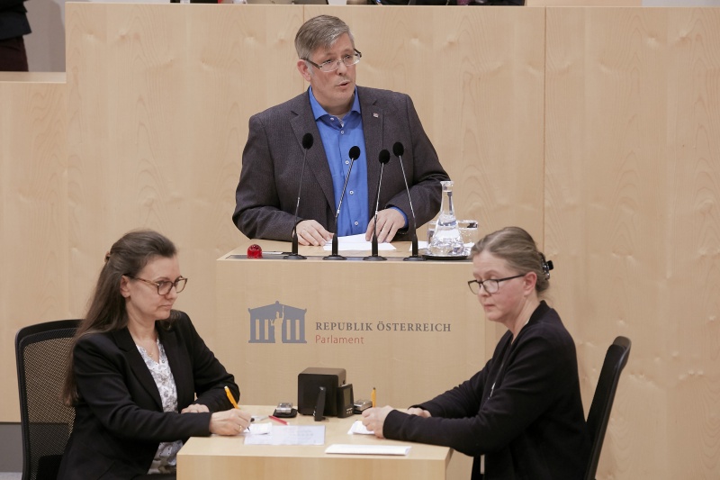 Am Rednerpult Nationalratsabgeordneter Ralph Schallmeiner (G)