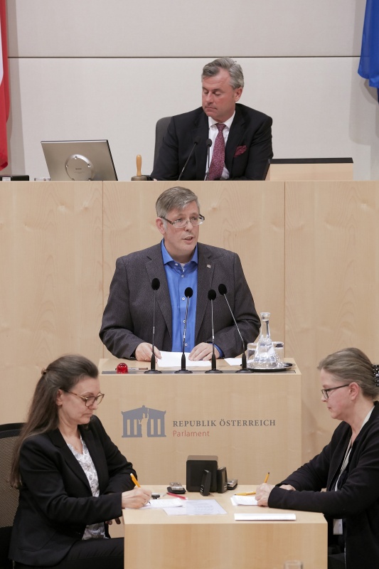 Am Rednerpult Nationalratsabgeordneter Ralph Schallmeiner (G)