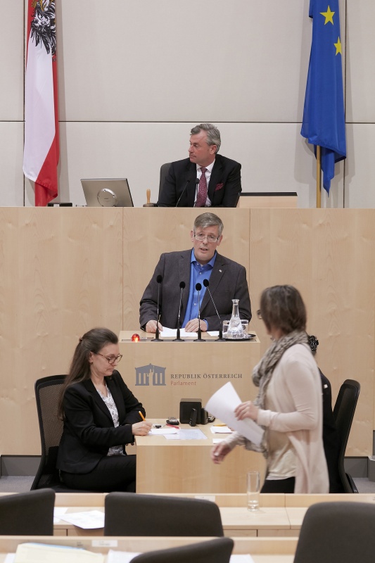 Am Rednerpult Nationalratsabgeordneter Ralph Schallmeiner (G)