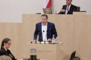 Am Rednerpult Nationalratsabgeordneter Michael Schnedlitz (F)