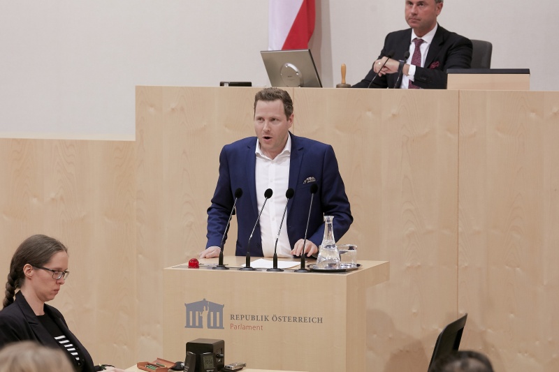 Am Rednerpult Nationalratsabgeordneter Michael Schnedlitz (F)