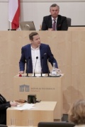 Am Rednerpult Nationalratsabgeordneter Michael Schnedlitz (F)