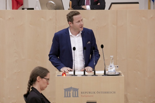 Am Rednerpult Nationalratsabgeordneter Michael Schnedlitz (F)