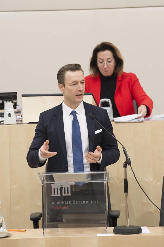 Am Rednerpult: Finanzminister Gernot Blümel (V)