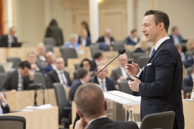 Am Rednerpult: Finanzminister Gernot Blümel (V)