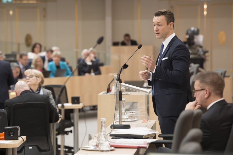 Am Rednerpult: Finanzminister Gernot Blümel (V)