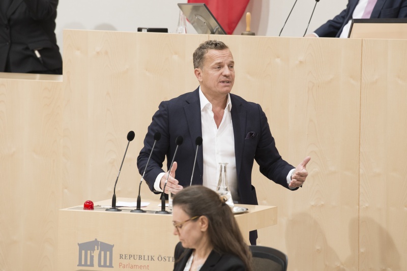 Am Rednerpult: Europaabgeordneter Georg Mayer (F)