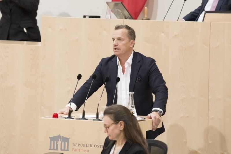 Am Rednerpult: Europaabgeordneter Georg Mayer (F)