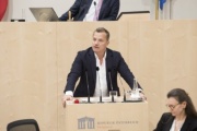 Am Rednerpult: Europaabgeordneter Georg Mayer (F)