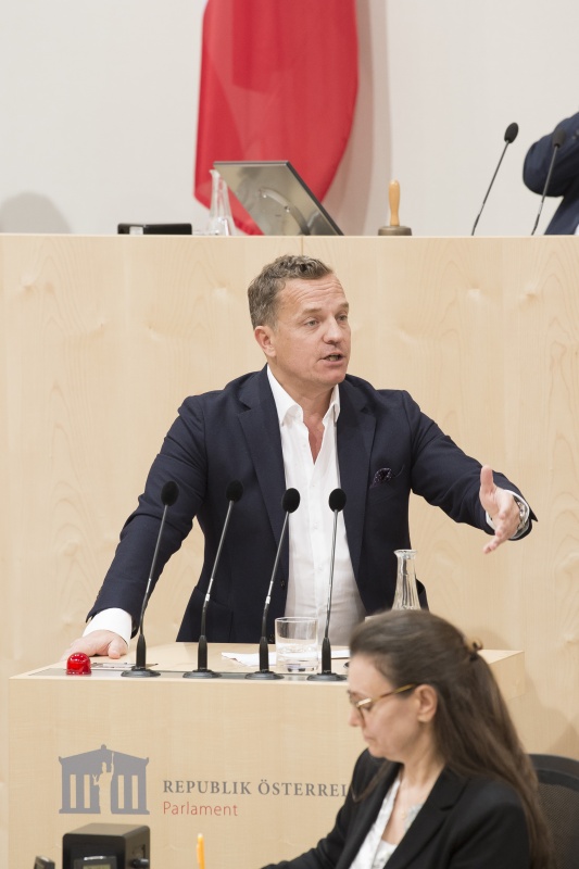 Am Rednerpult: Europaabgeordneter Georg Mayer (F)