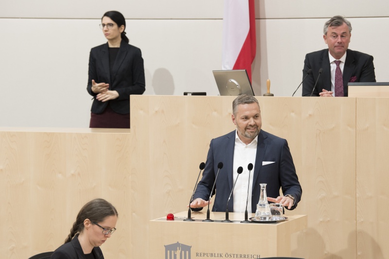 Am Rednerpult: Nationalratsabgeordneter Alexander Melchior (V)