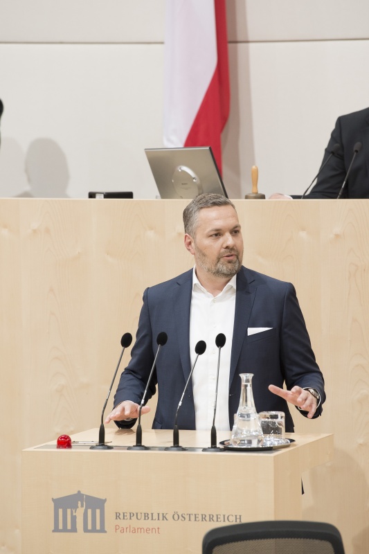 Am Rednerpult: Nationalratsabgeordneter Alexander Melchior (V)