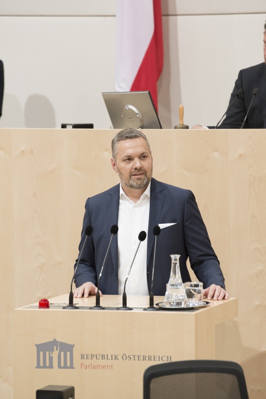 Am Rednerpult: Nationalratsabgeordneter Alexander Melchior (V)