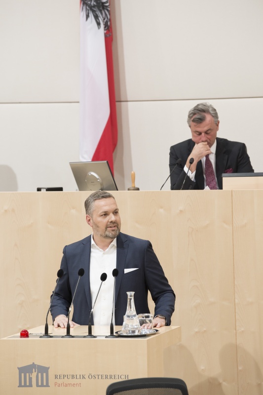 Am Rednerpult: Nationalratsabgeordneter Alexander Melchior (V)