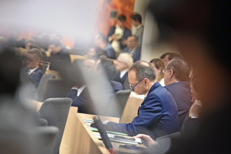 Nationalratsabgeordneter Wolfgang Gerstl (V) auf seinem Sitzplatz im Plenum
