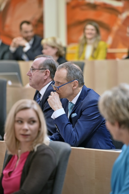 Nationalratsabgeordneter Wolfgang Gerstl (V) auf seinem Sitzplatz im Plenum