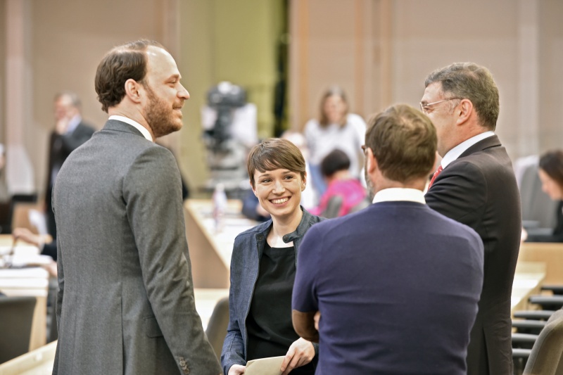 Von links: Die Nationalratsabgeordneten Nikolaus Scherak (NEOS), Sigrid Maurer (GRÜNE) und Jörg Leichtfried (SPÖ) im Gespräch