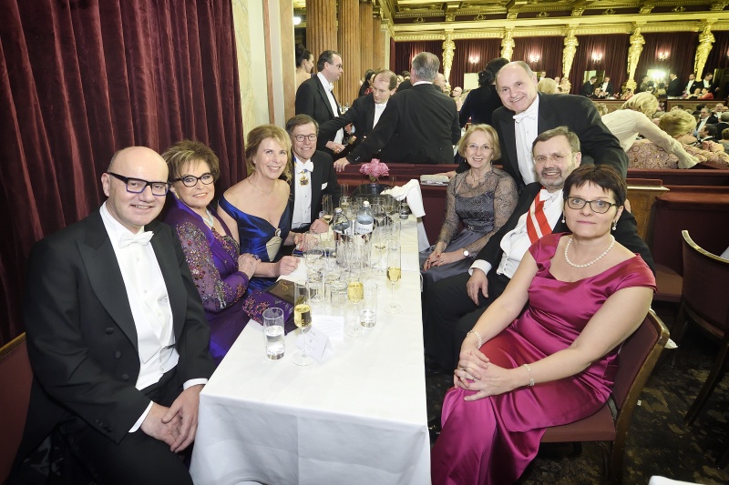 Von links: Bundesratspräsident Robert Seeber (V) mit Gattin Elfriede Seeber, Präsident des Sächsischen Landtags Matthias Rößler und seine Gattin Gerlind Rößler, Präsident des Landtags Niederösterreich a.D. Johann Penz und Gattin Frau Luise Penz, Nationalratspräsident Wolfgang Sobotka (V) mit Gattin Marlies Sobotka