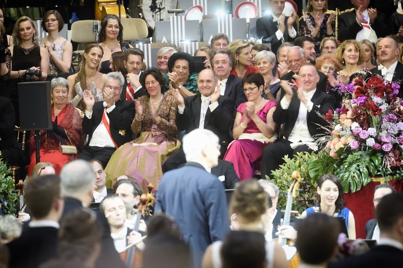 Nationalratspräsident Wolfgang Sobotka (V) mit Gattin Marlies Sobotka am Platz der Ehrengäste
