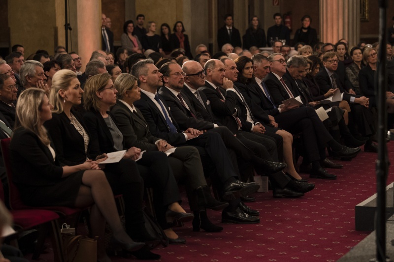 Blick Richtung VeranstaltungsteilnehmerInnen, BundesministerInnen und BotschafterInnen. Bildmitte von links: Bundesratspräsident Robert Seeber (V), Nationalratspräsident Wolfgang Sobotka (V)