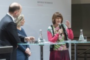 Von links: Thomas Hofer,  Hohes Haus Moderatorin Rebekka Salzer und Petra Herczeg im ExpertInnengespräch zum Thema: 'Median die vierte Gewalt in Demokratien?'
