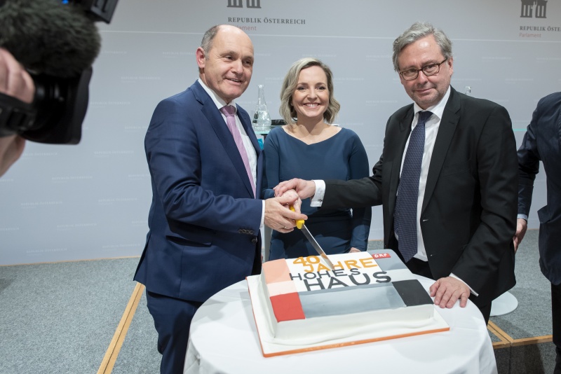 Von links: Nationalratspräsident Wolfgang Sobotka (V), Hohes Haus Moderatorin Rebekka Salzer, ORF Generaldirektor Alexander Wrabetz mit Geburtstagstorte