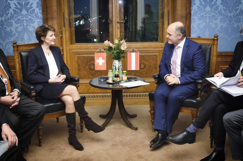 Aussprache. Von links: Schweizer Bundespräsidentin Simonetta Sommaruga, Nationalratspräsident Wolfgang Sobotka (V)