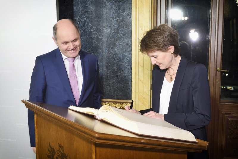 Eintrag ins Gästebuch. Von links: Nationalratspräsident Wolfgang Sobotka (V), Schweizer Bundespräsidentin Simonetta Sommaruga