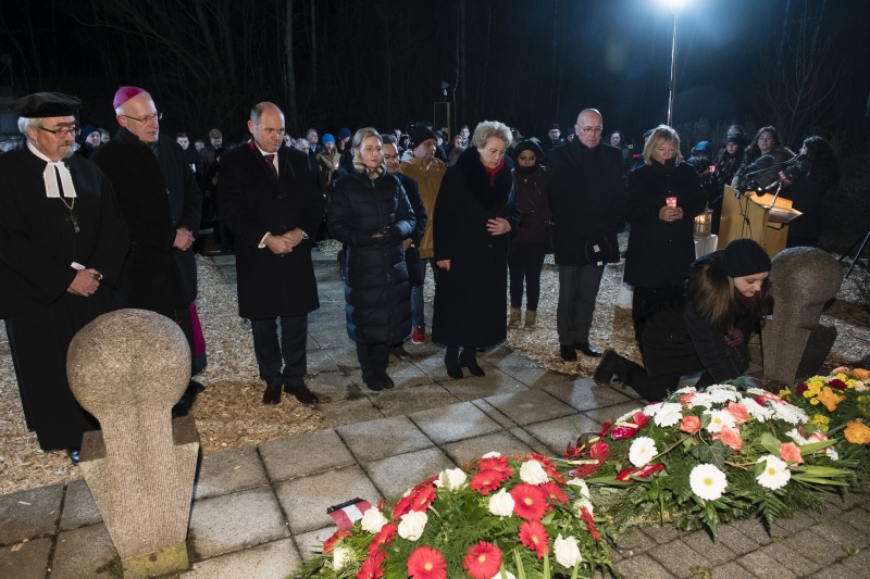Nationalratspräsident Wolfgang Sobotka (V) (3. von links), Integrationsministerin Susanne Raab (V), Landtagspräsidentin Verena Dunst (S), Leiterin der Romapastoral der Diözese Eisenstadt Manuela Horvath an der Gedenkstätte