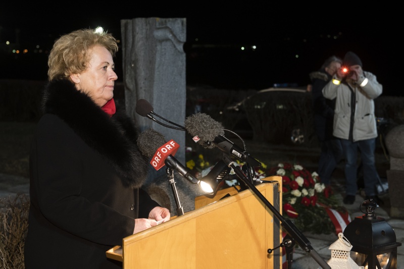 Am Rednerpult: Landtagspräsidentin Verena Dunst (S)