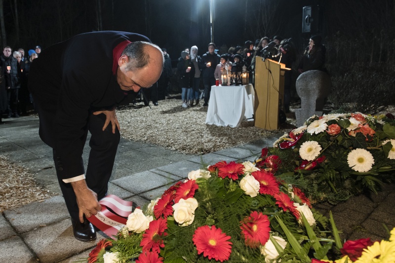 Kranzniederlegung durch Nationalratspräsident Wolfgang Sobotka (V) an der Gedenkstätte