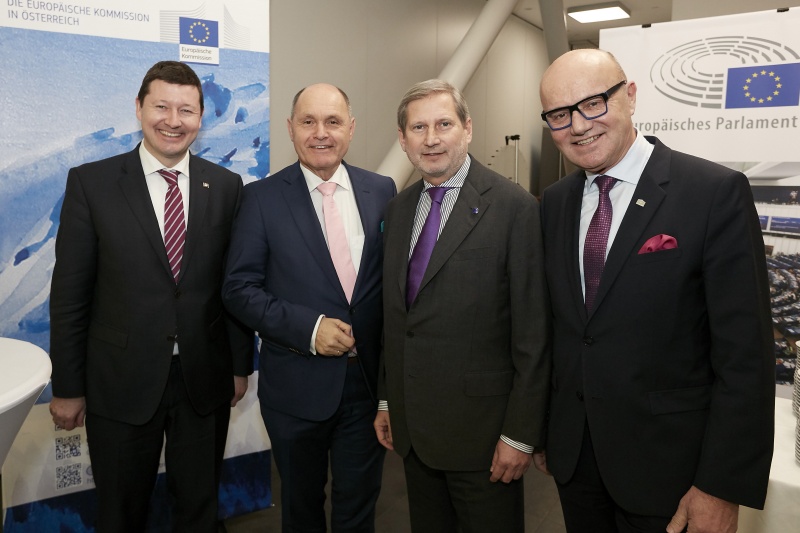 Von links: Leiter der Vertretung der Europäischen Komission in Österreich Martin Selmayr, Nationalratspräsident Wolfgang Sobotka (V), EU-Kommissar für Haushalt und Verwaltung Johannes Hahn, Bundesratspräsident Robert Seeber (V)