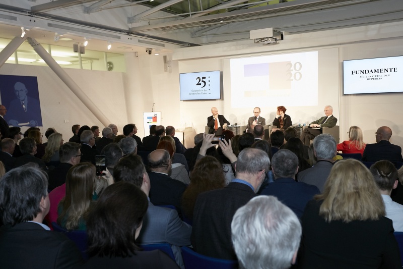 Diskussion; von links: Genralsekretär der Österreichischen Gesellschaft für Europapolitik Paul Schmidt, Moderator Gerald Gross, Ulrike Guérot Donau Universität, Stefan Lehne Carnegie Europe Brüssel