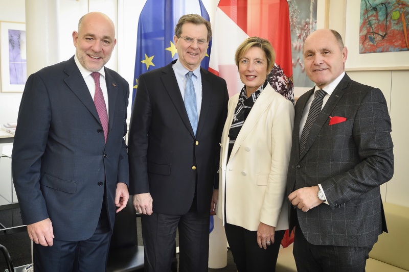 Von links: Nationalratsabgeordneter Martin Engelberg (V), CEO American Jewish Committee David Harris, Nationalratsabgeordnete Michaela Steinacker (V), Nationalratspräsident Wolfgang Sobotka (V)