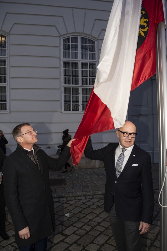 Von rechts: Bundesratspräsident Robert Seeber (V),  Landeshauptmann von Oberösterreich Thomas Stelzer beim Hissen der Oberösterreich-Fahne