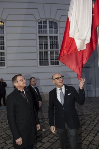 Von rechts: Bundesratspräsident Robert Seeber (V),  Landeshauptmann von Oberösterreich Thomas Stelzer beim Hissen der Oberösterreich-Fahne
