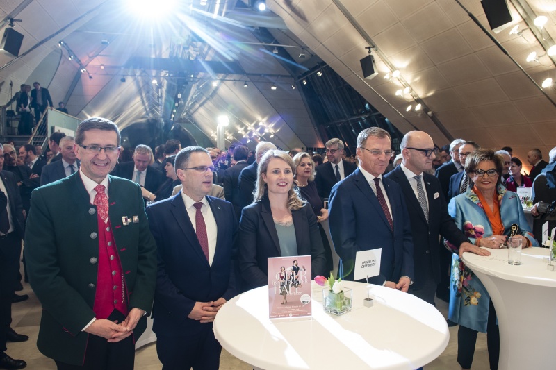 Von links: Veranstaltungsteilnehmer, Klubobmann August Wöginger (V), Integrationsministerin Susanne Raab (V), Landeshauptmann von Oberösterreich Thomas Stelzer, Bundesratspräsident Robert Seeber (V), Ehefrau Elfi Seeber