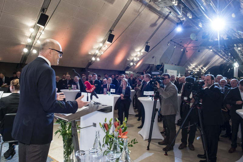 Begrüßung der Gäste durch Bundesratspräsident Robert Seeber (V). Blick Richtung VeranstaltungsteilnehmerInnen