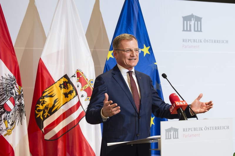 Am Rednerpult: Landeshauptmann von Oberösterreich Thomas Stelzer