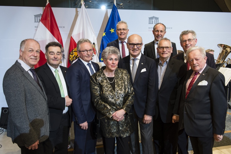 Von links: Bundesrat Ingo Appé (S); Bundesrat a.D. Josef Saller, Bundesrat Karl Bader, Bundesrätin a.D. Uta Barbara Pühringer, Bundesrat a.D. Edgar Mayer,  Bundesratspräsident Robert Seeber (V), Bundesrat a.D. Georg Keuschnigg, Bundesrat a.D. Gottfried Kneifel, Bundesrat Martin Preineder (V) und , Bundesrat a.D. Alfred Schöls