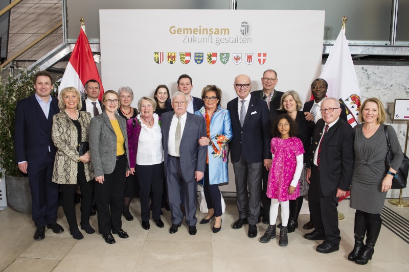 Bildmitte: Bundesratspräsident Robert Seeber (V) mit Ehefrau Elfi Seeber und Familie