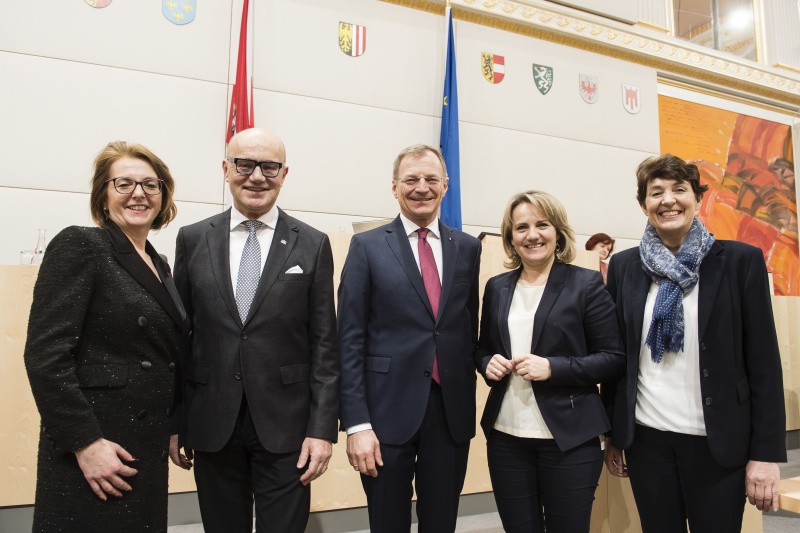 Von links: Bundesrätin Judith Ringer (V), Bundesratspräsident Robert Seeber (V), Landeshauptmann von Oberösterreich Thomas Stelzer, Bundesrätin Johanna Miesenberger (V), Bundesrätin Andrea Holzner (V)