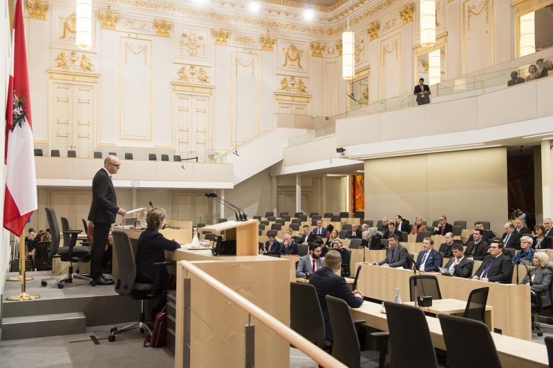 Am Präsidium: Bundesratspräsident Robert Seeber (V). Blick Richtung Bundesräte, Redner und Präsidium