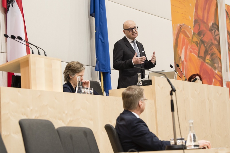 Am Präsidium: Bundesratspräsident Robert Seeber (V)