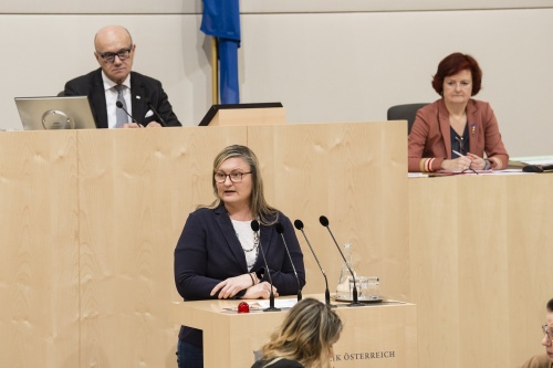 Am Rednerpult: Bundesrätin Claudia Hauschildt-Buschberger (G)