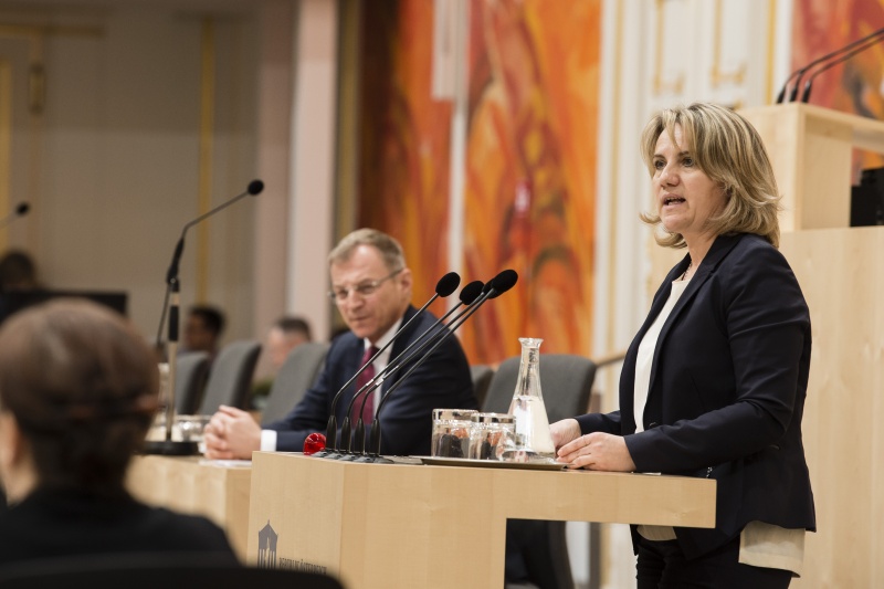 Am Rednerpult: Bundesrätin Johanna Miesenberger (V)