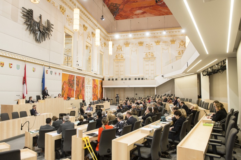 Blick in den Sitzungssaal während der Rede von Bundesratspräsident Robert Seeber (V)