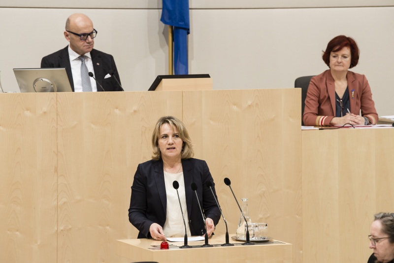 Am Rednerpult: Bundesrätin Johanna Miesenberger (V)