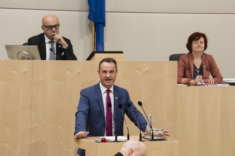 Am Rednerpult: Bundesrat Dominik Reisinger (S)